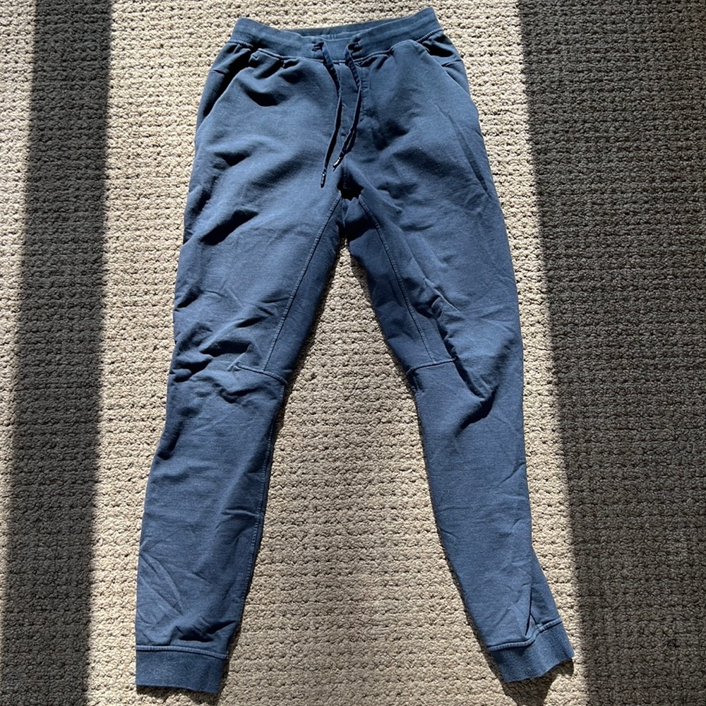 Mens Lululemon navy jogger. Size small tall